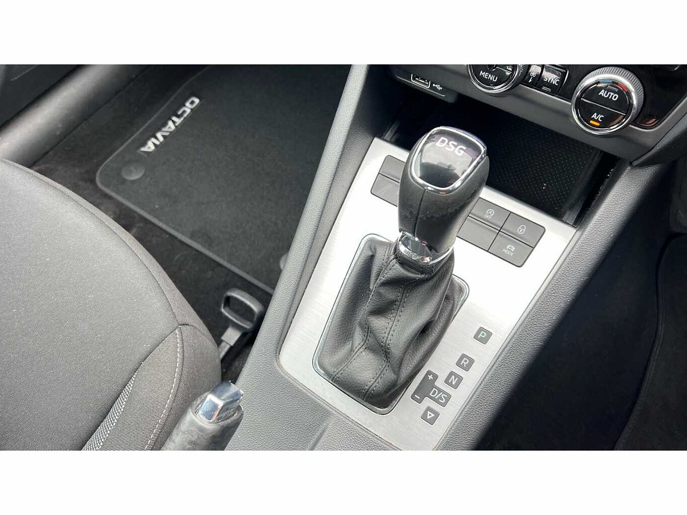 SKODA Octavia Hatchback 1.5 TSI SE Drive ACT (150ps) DSG