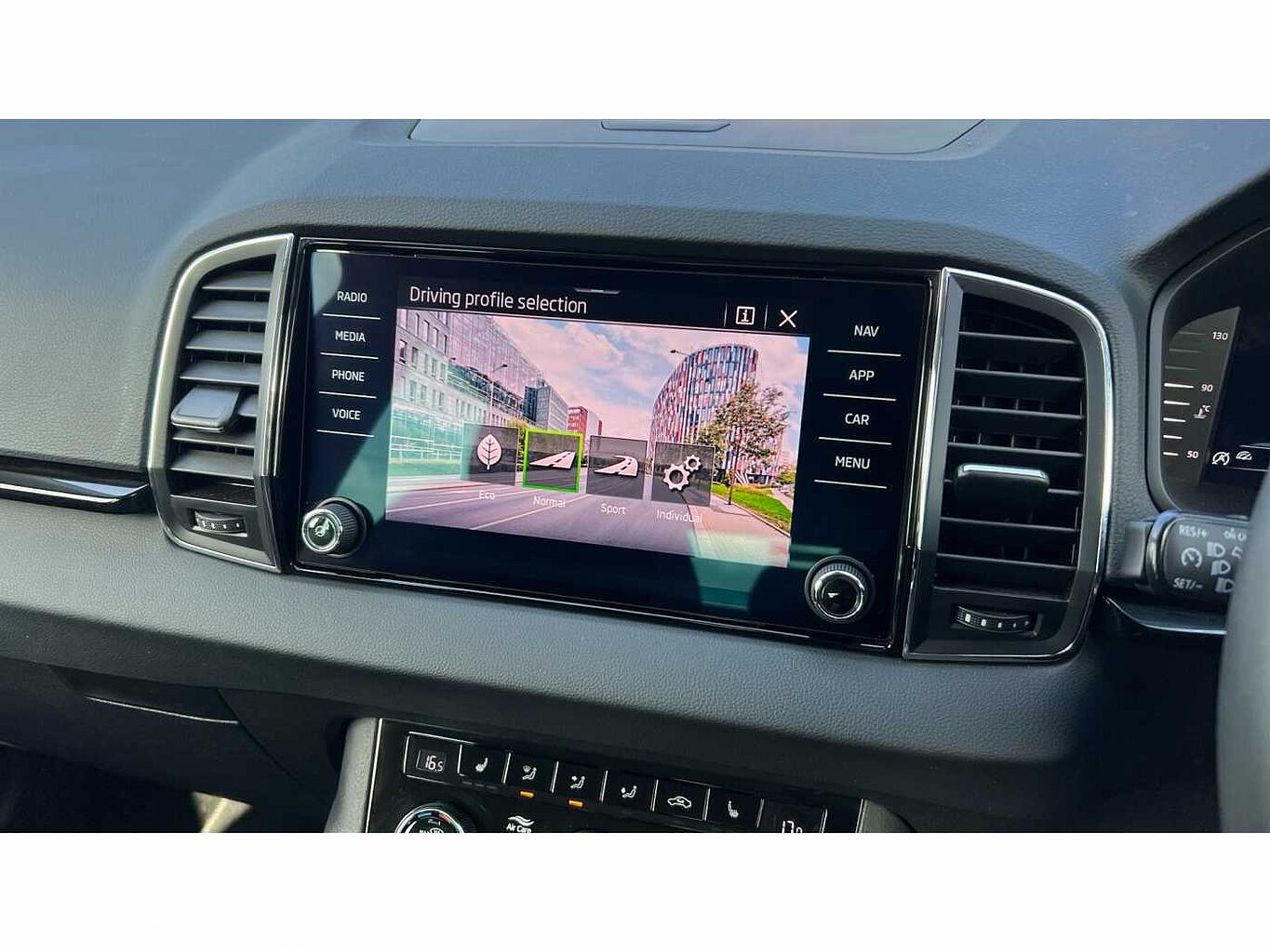 SKODA KAROQ 1.5 TSI SE L 5dr DSG