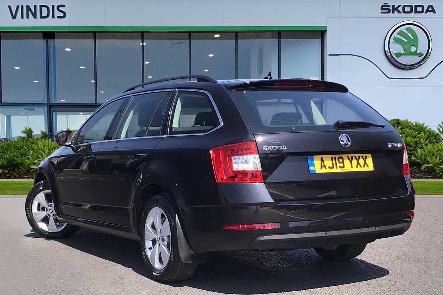 Find A Used Black ŠKODA Octavia Estate (2017) 1.6 TDI 115 PS SE ...