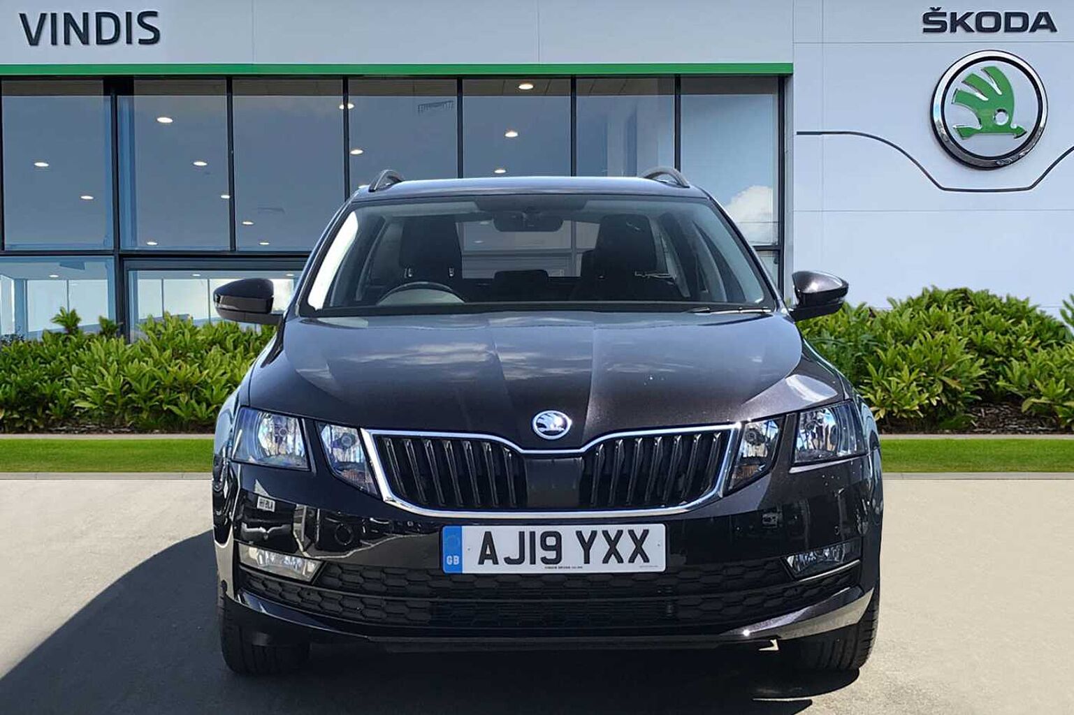 Find A Used Black ŠKODA Octavia Estate (2017) 1.6 TDI 115 PS SE ...