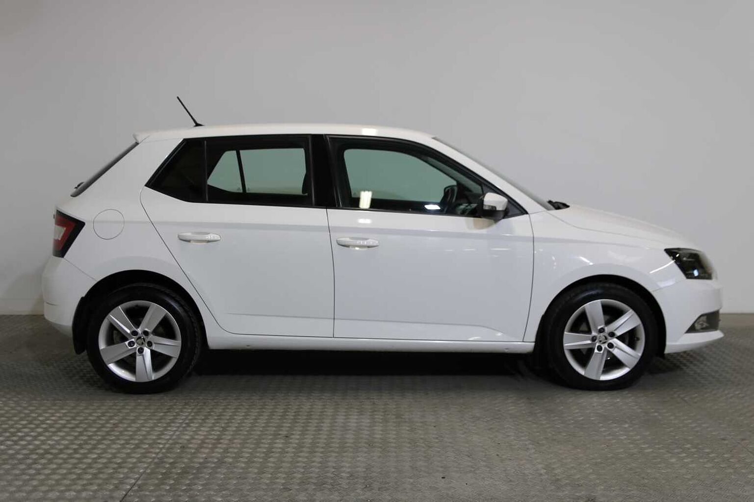 Find A Used White Skoda Fabia Se L 1 2 Tsi 90 Ps 5g Man In Norwich Skoda Uk