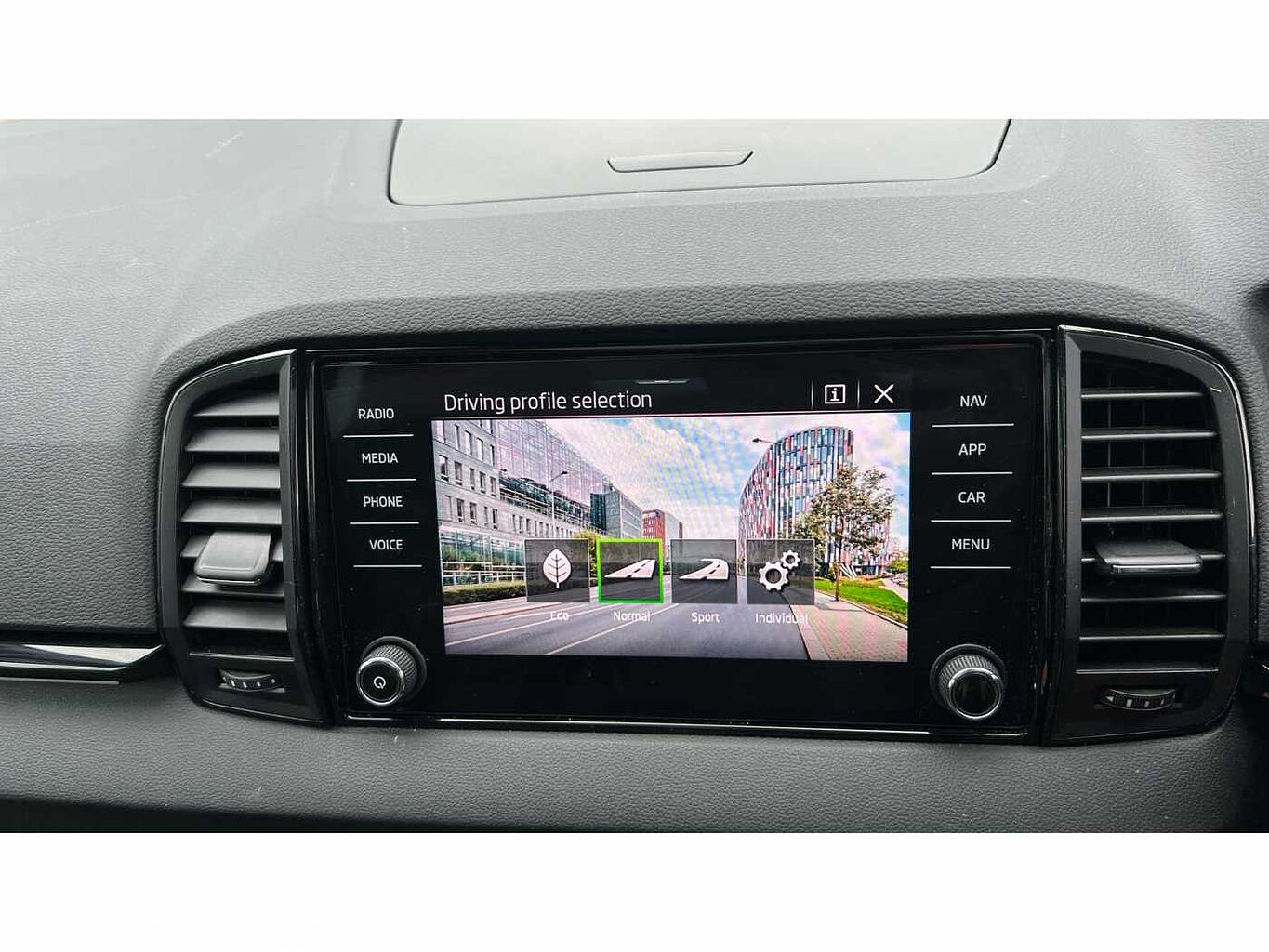 SKODA Karoq SUV 1.5 TSI (150ps) SportLine ACT