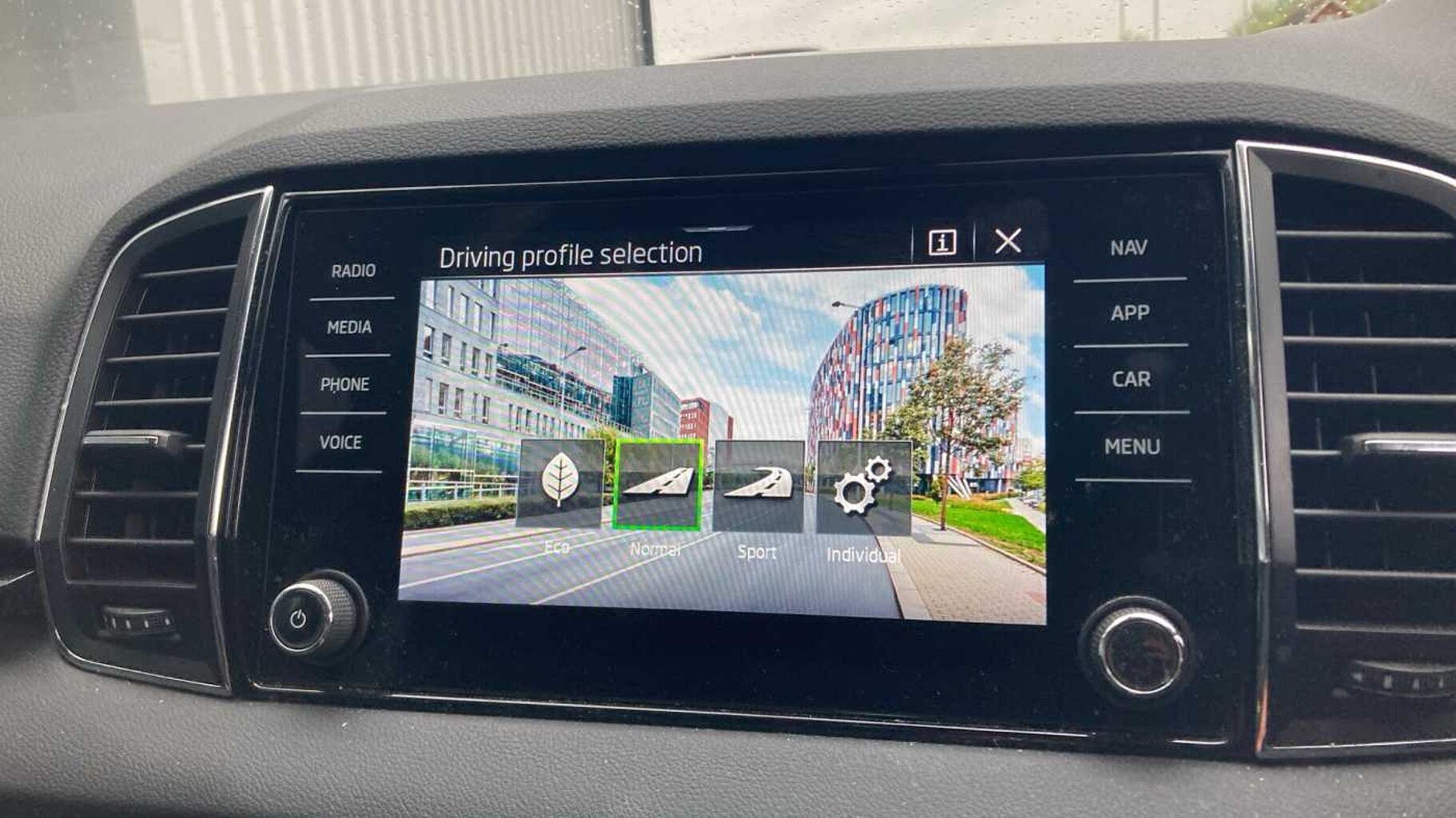 SKODA Karoq SUV 1.5 TSI (150ps) SE L ACT