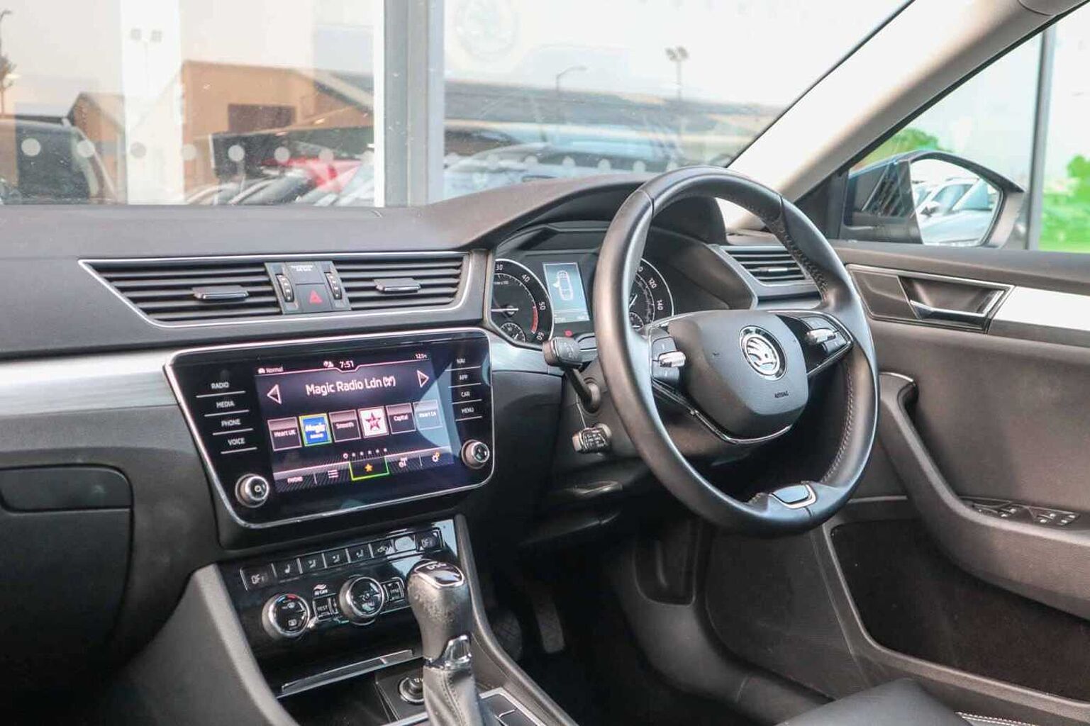 SKODA Superb 2.0 TDI SE Technology Estate 5dr Diesel DSG Euro 6 (s/s) (122 ps)