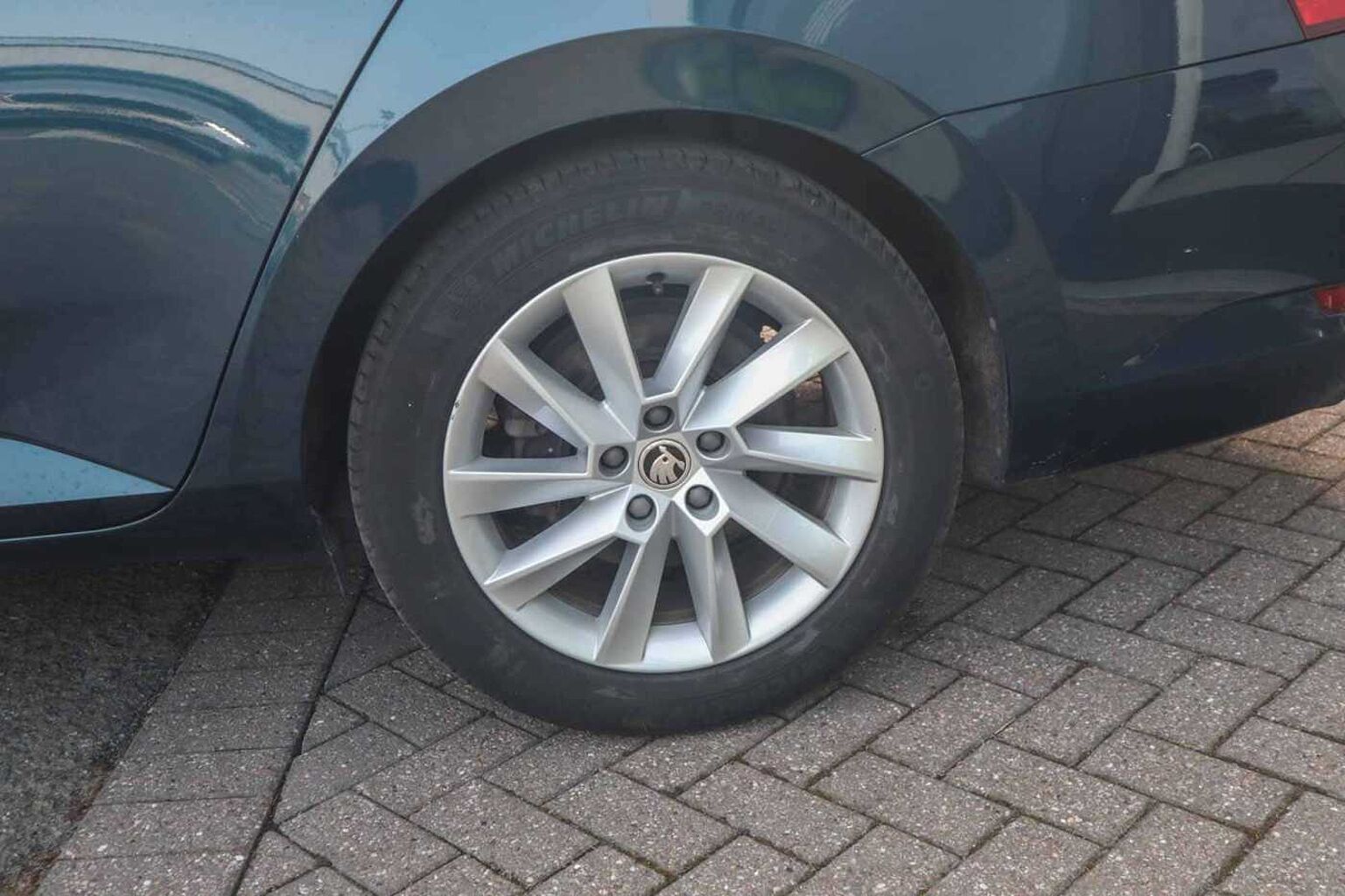 SKODA Superb 2.0 TDI SE Technology Estate 5dr Diesel DSG Euro 6 (s/s) (122 ps)