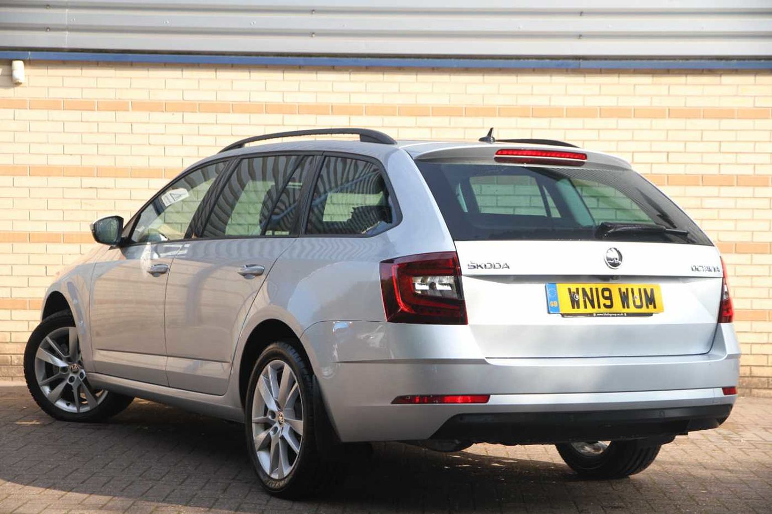 Find A Used Silver ŠKODA Octavia Estate (2017) 2.0 TDI (150PS) SE L DSG ...