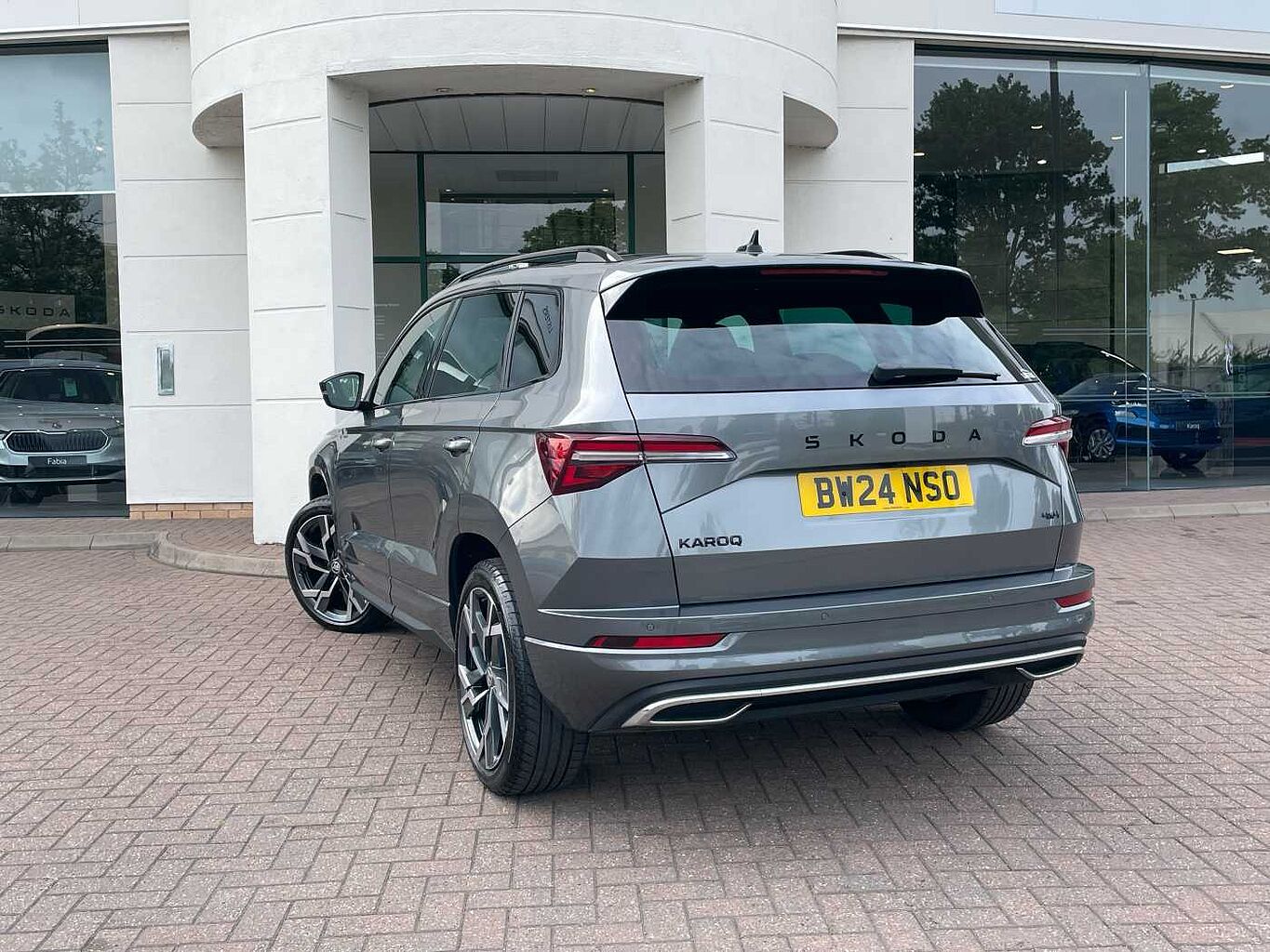 SKODA Karoq SUV 2.0 TSI (190ps) 4X4 SportLine DSG (Factory Towbar)