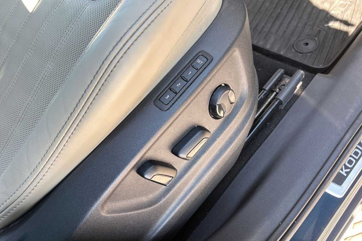 SKODA Kodiaq 2.0 TDI Laurin & Klement SUV 5dr Diesel DSG 4WD Euro 6 (s/s) (7 Seat) (200 ps)