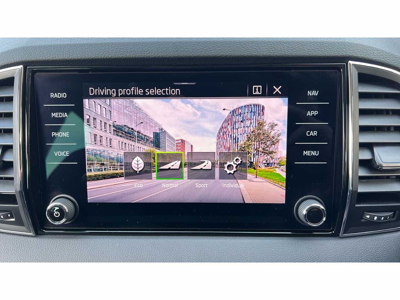 SKODA KAROQ 1.5 TSI SE L 5dr