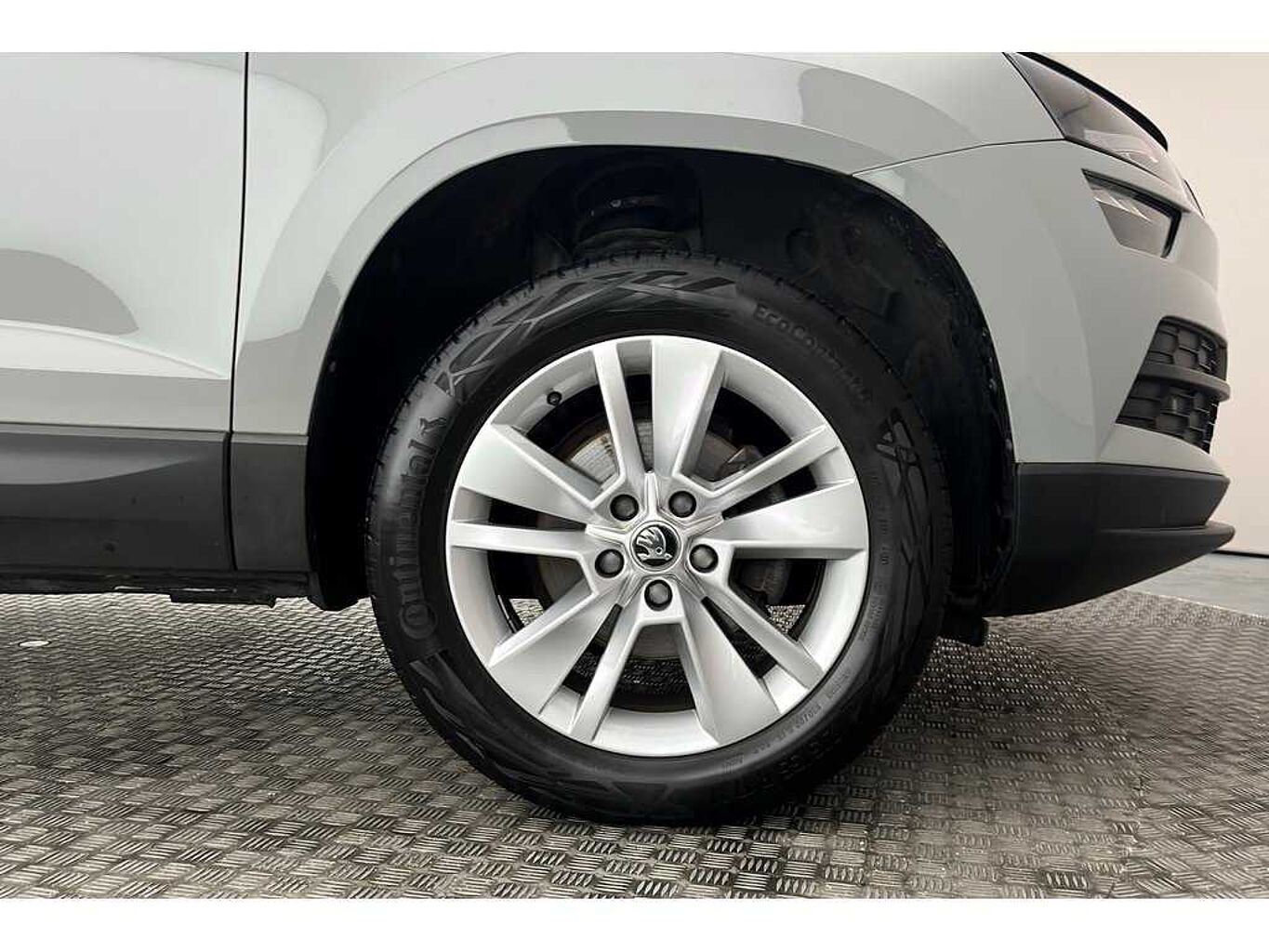 SKODA Karoq SE Technology 1.0 TSI 110 PS 6G Man