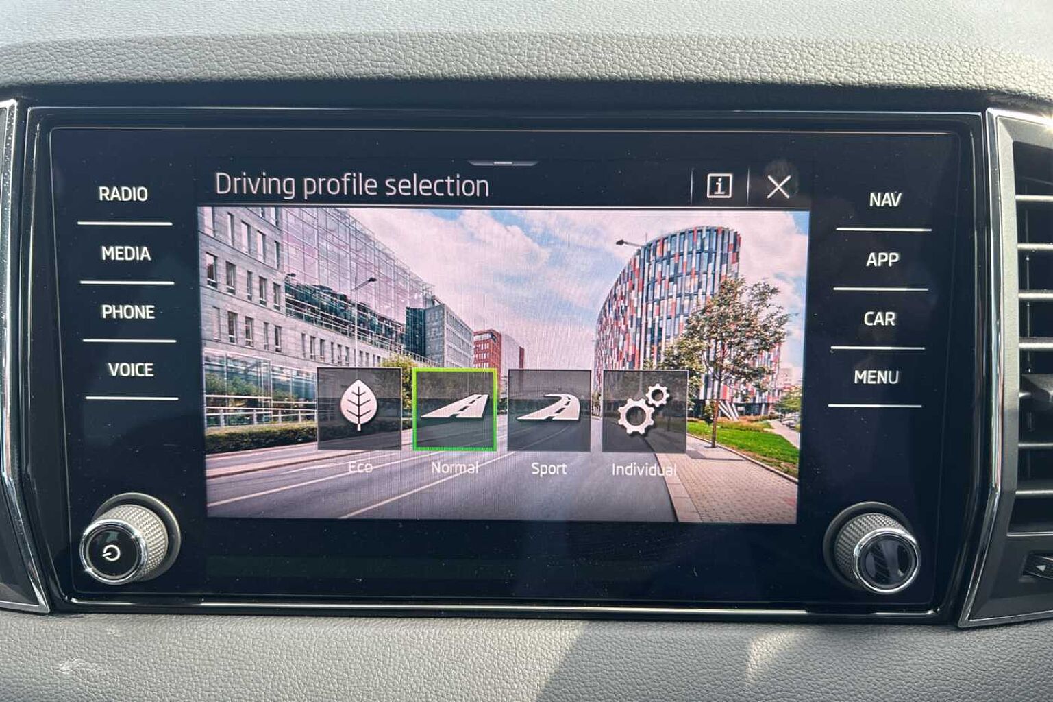 SKODA Karoq Estate 1.5 TSI SE L 5dr
